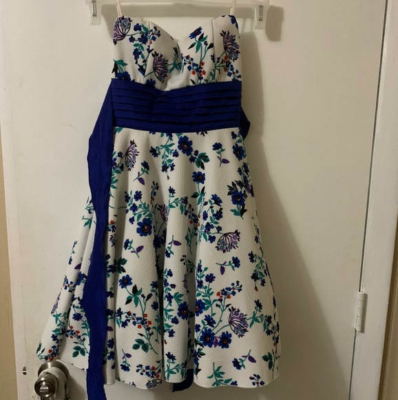 Dress - Picture 2 of 4